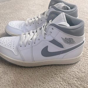 Air Jordan size 7 (fits women 8 or 8.5 feet)